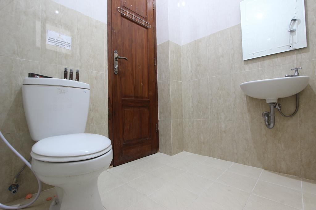 Reddoorz @ Plemburan Hotel Sleman  Luaran gambar